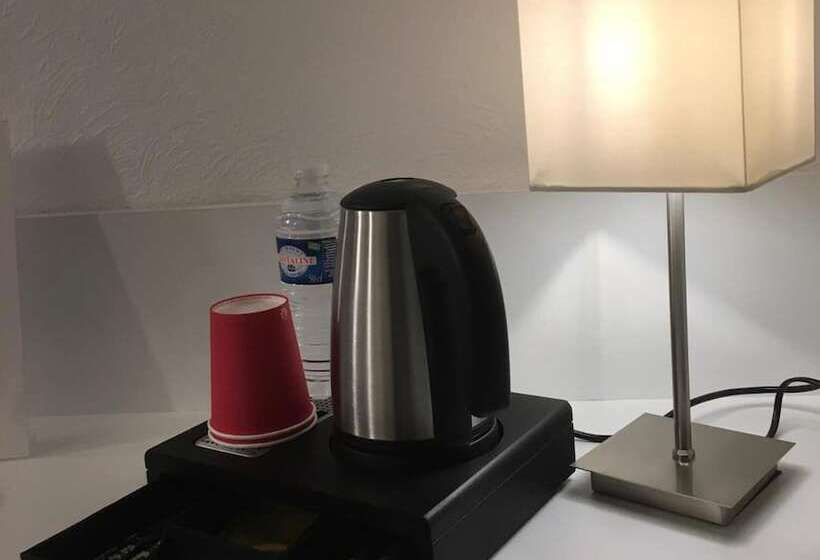 ホテル The Originals Bernay Acropole