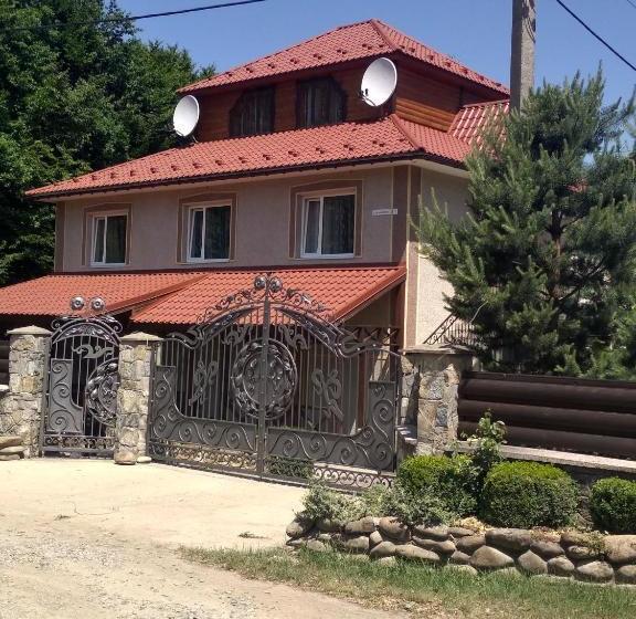 Albergue вишиванка