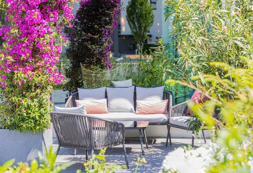 Black F House   Serviced Apartments