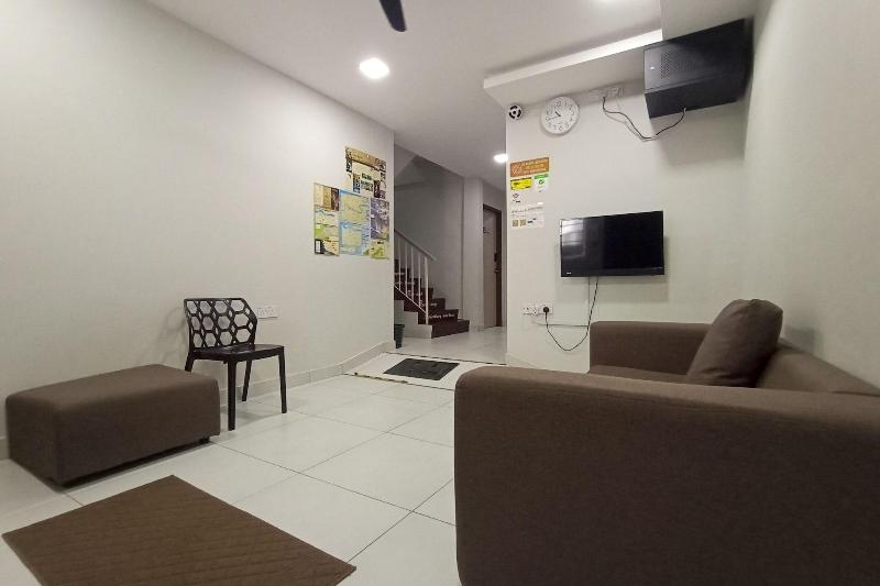 Отель Oyo 90261 Hom2rex Kuching Homestay