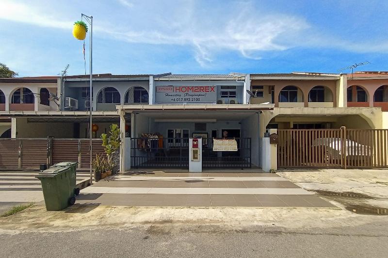 Отель Oyo 90261 Hom2rex Kuching Homestay