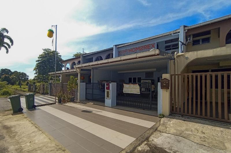 Отель Oyo 90261 Hom2rex Kuching Homestay