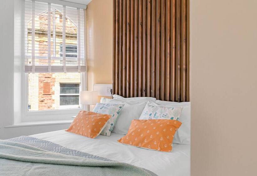 Park View R & R   Adult Only   Self Catering   Free Parking   Ev Point