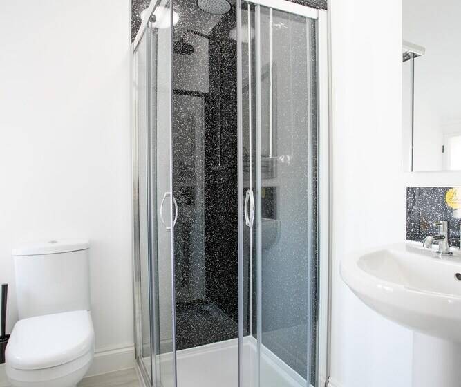 Park View R & R   Adult Only   Self Catering   Free Parking   Ev Point