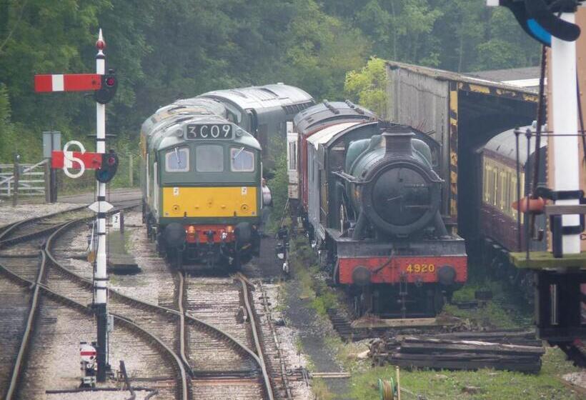 Park View R & R   Adult Only   Self Catering   Free Parking   Ev Point