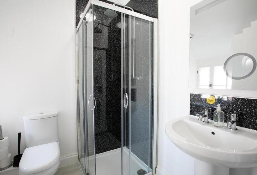 Park View R & R   Adult Only   Self Catering   Free Parking   Ev Point