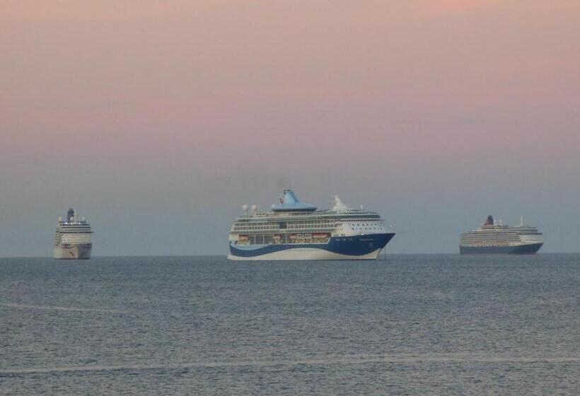 Park View R & R   Adult Only   Self Catering   Free Parking   Ev Point