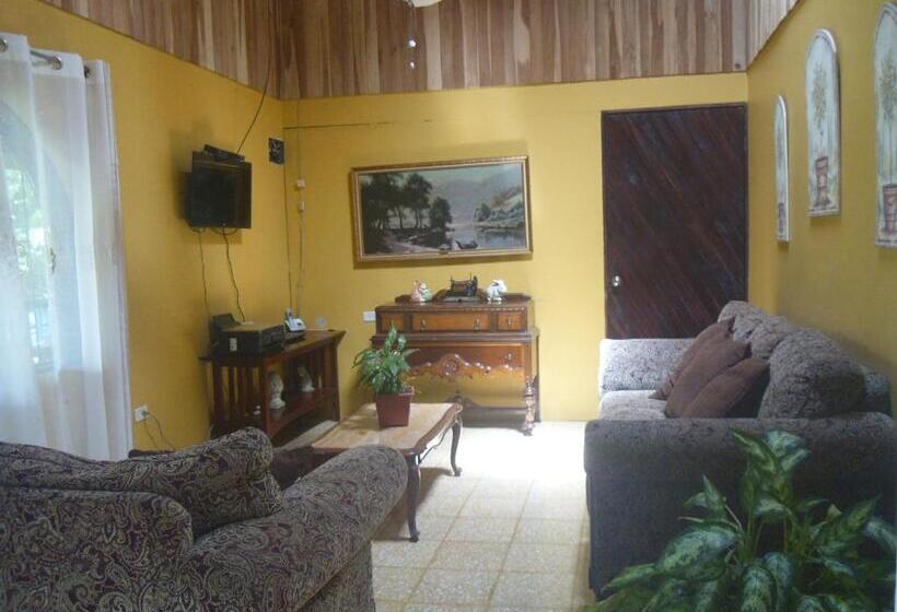 הוסטל Rio Celeste Backpackers