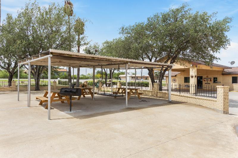 Отель Freer Executive Inn And Studios