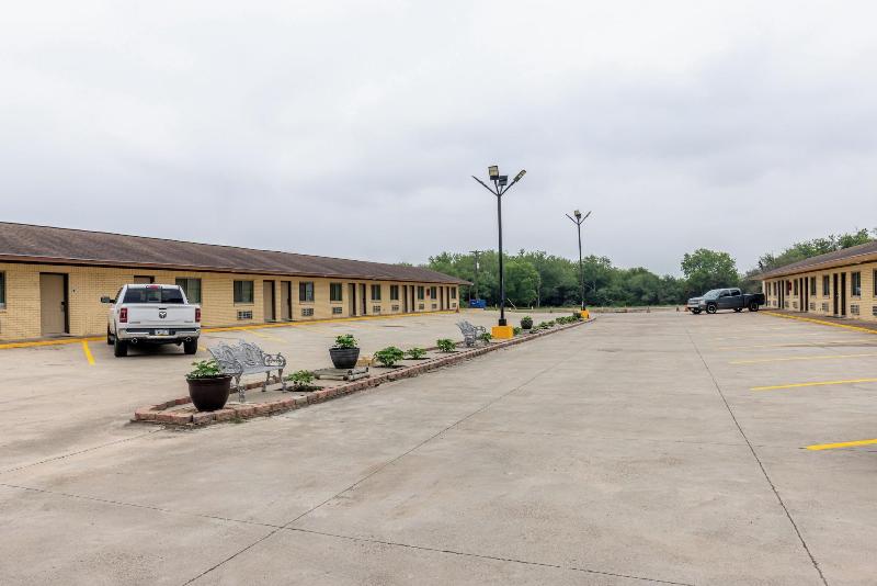 Отель Freer Executive Inn And Studios