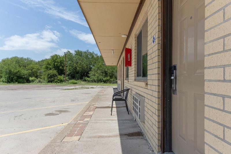 Отель Freer Executive Inn And Studios