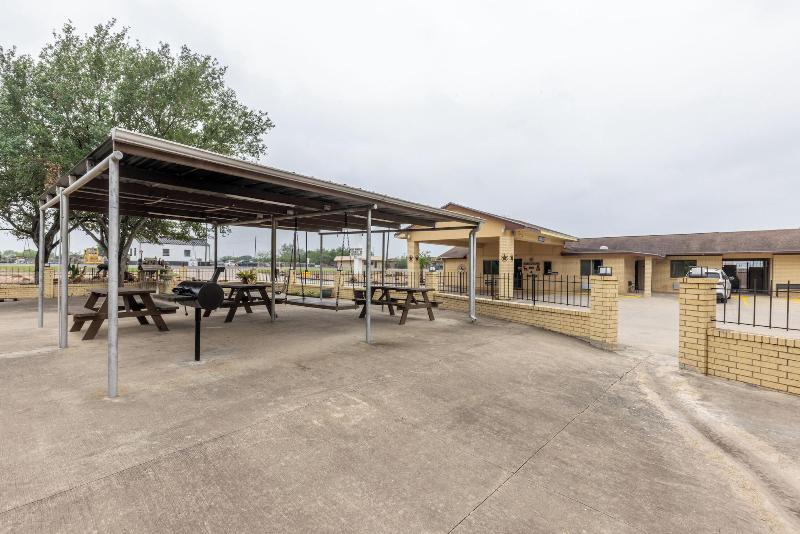 Отель Freer Executive Inn And Studios