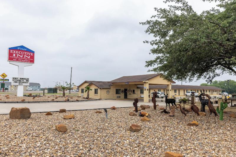 Отель Freer Executive Inn And Studios