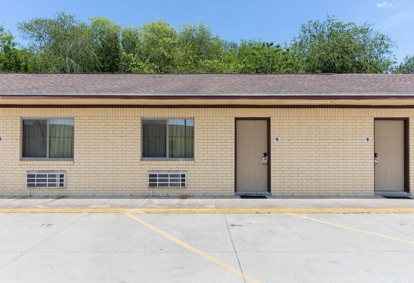 Отель Freer Executive Inn And Studios