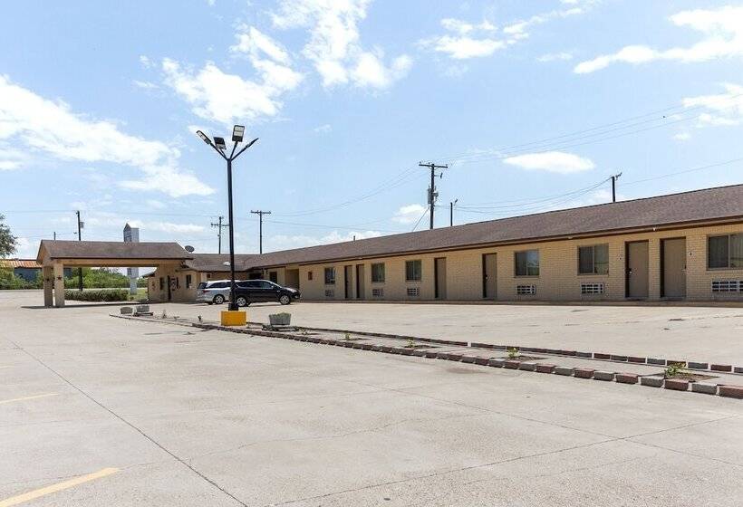 Отель Freer Executive Inn And Studios