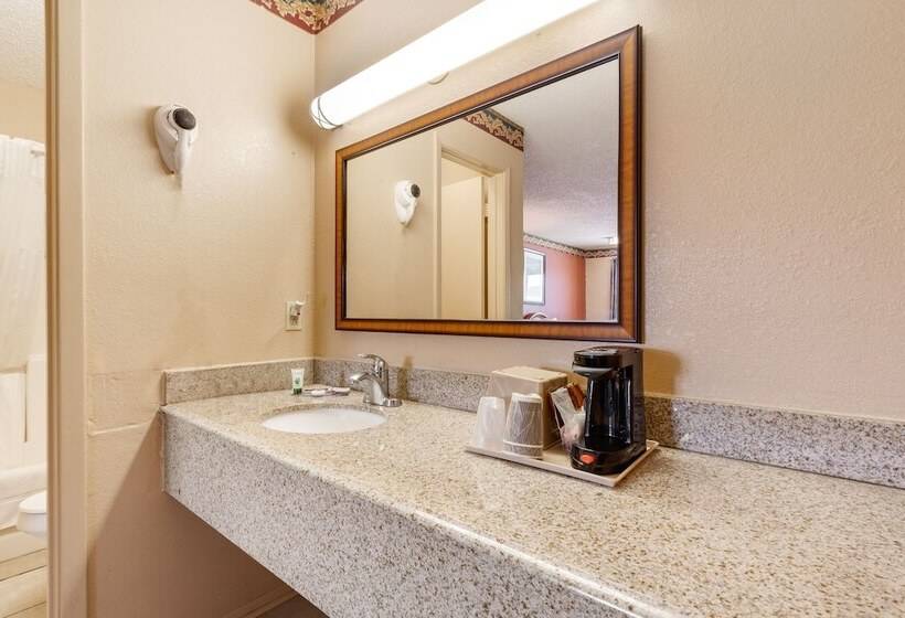 Отель Freer Executive Inn And Studios