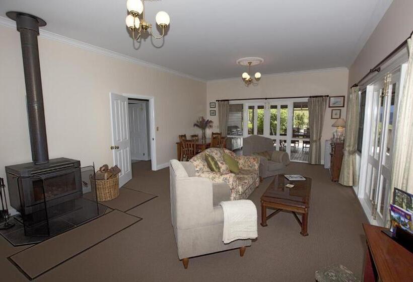 House On The Hill Bed And Breakfast