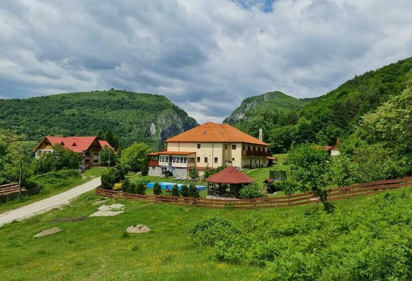 Pensiunea Castania   Pensiune Cu Piscina La Munte