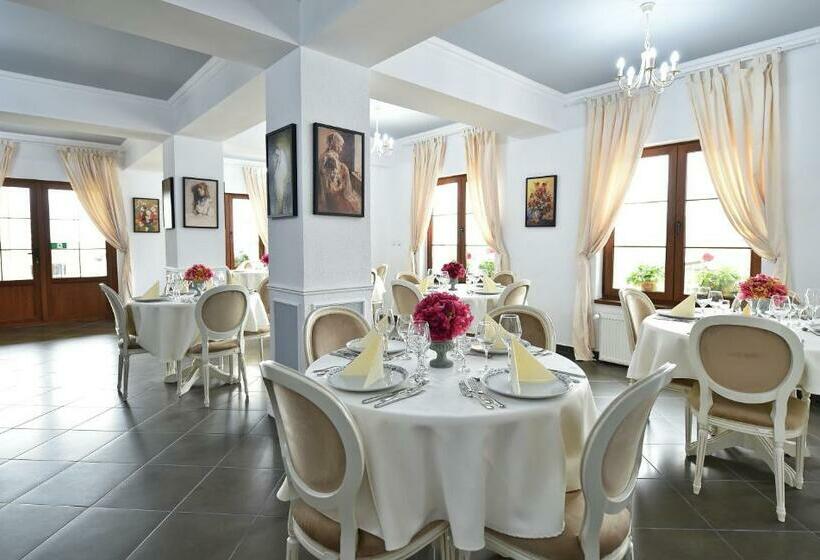 Pensiunea Castania   Pensiune Cu Piscina La Munte