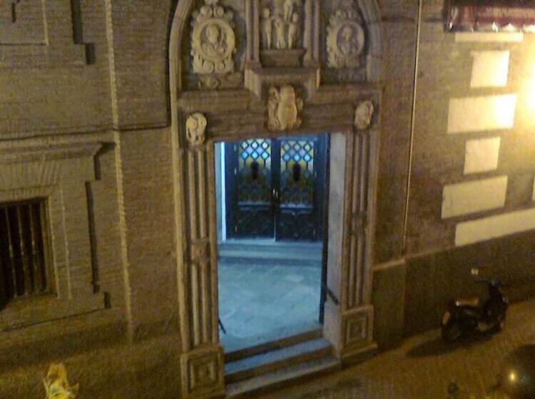 مسافرخانه Antares