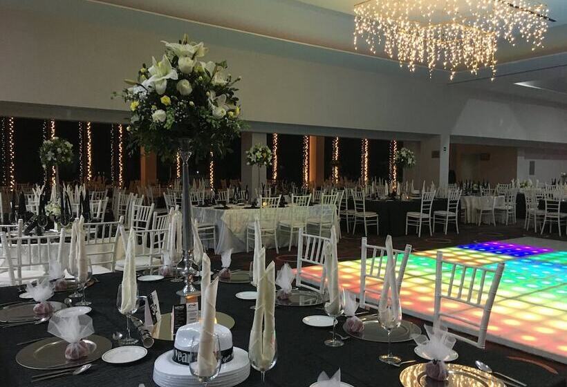 Отель Bahia Escondida