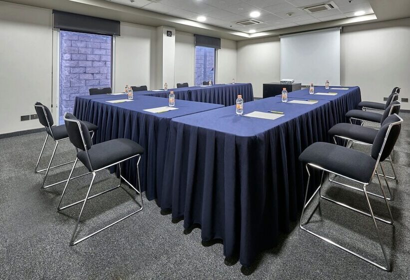 בית מלון כפרי City Express By Marriott Tijuana Rio