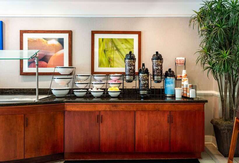 هتل Spark By Hilton Savannah Airport