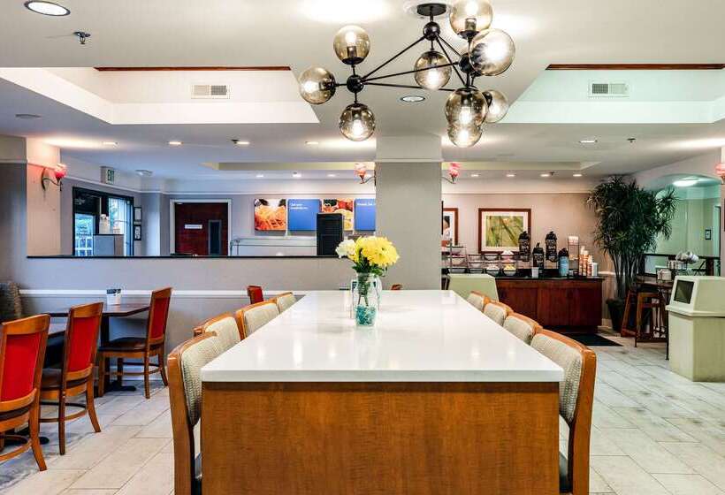 ホテル Spark By Hilton Savannah Airport