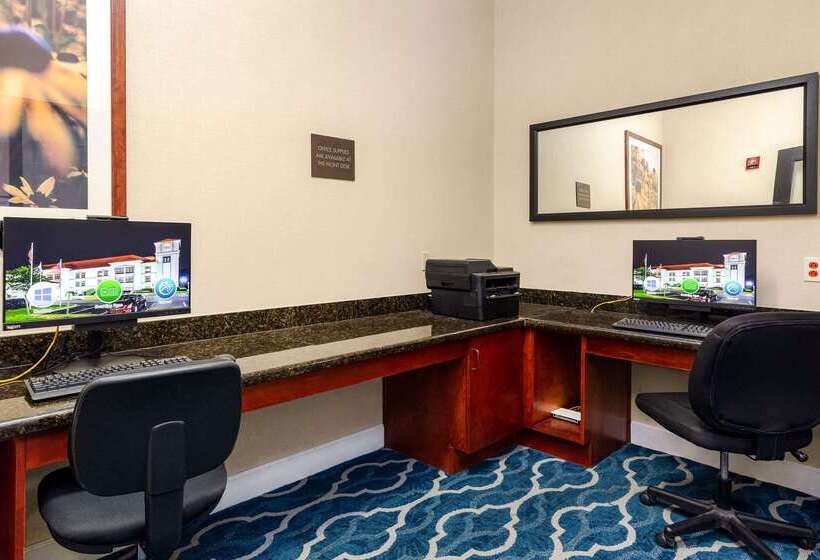 ホテル Spark By Hilton Savannah Airport