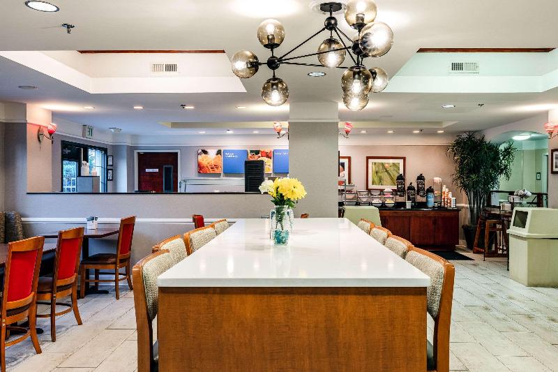 ホテル Spark By Hilton Savannah Airport