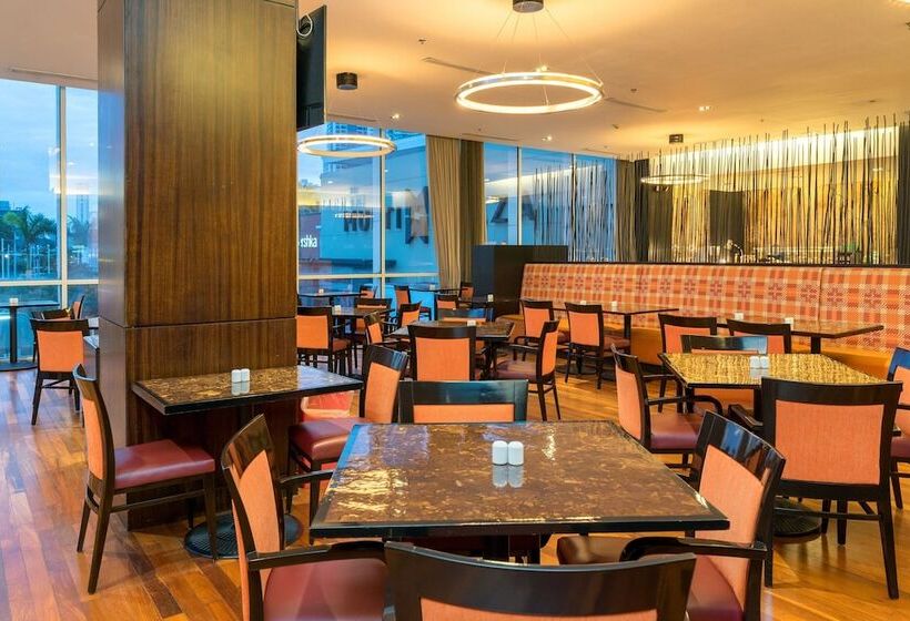 호텔 Courtyard By Marriott Panama Multiplaza Mall