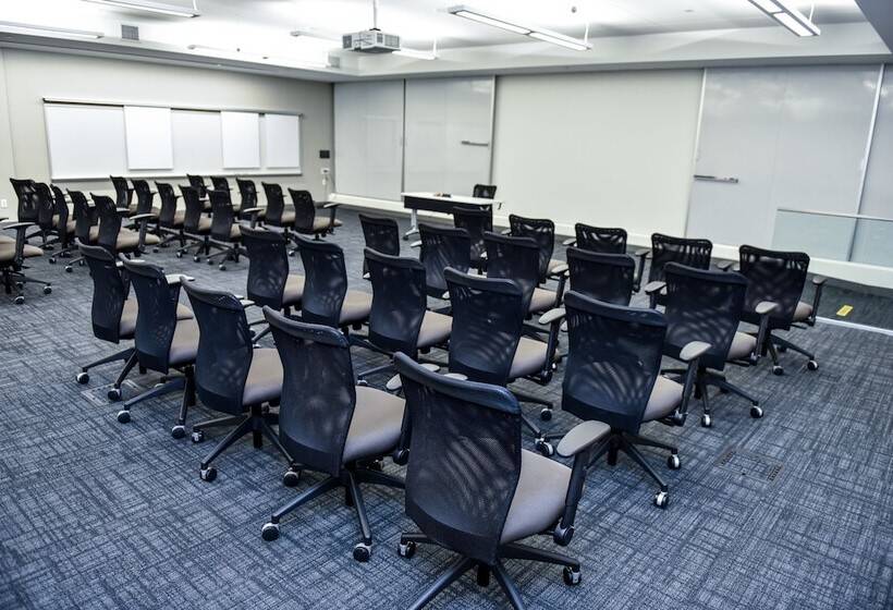 فندق Four Points By Sheraton Norwood Conference Center