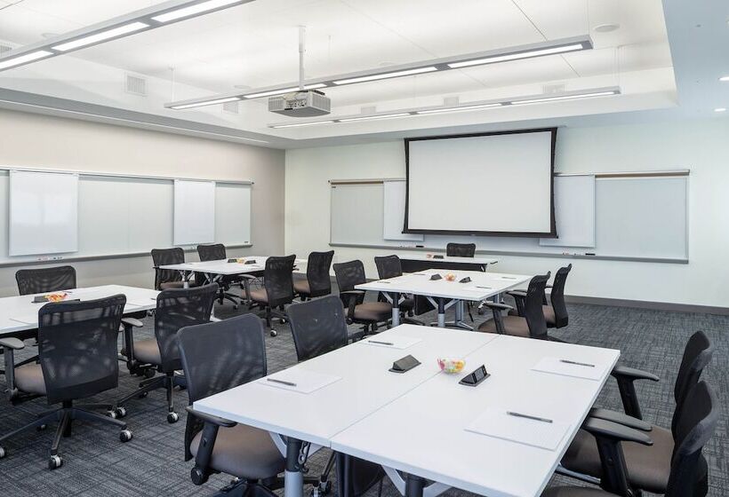 فندق Four Points By Sheraton Norwood Conference Center