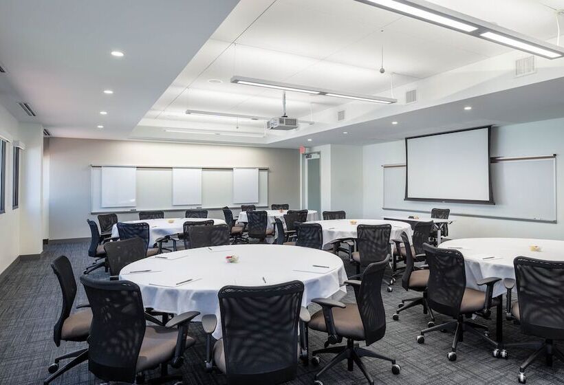 בית מלון כפרי Four Points By Sheraton Norwood Conference Center
