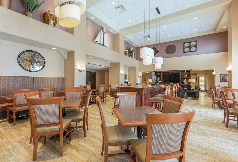 هتل Hampton Inn & Suites By Hilton Moncton