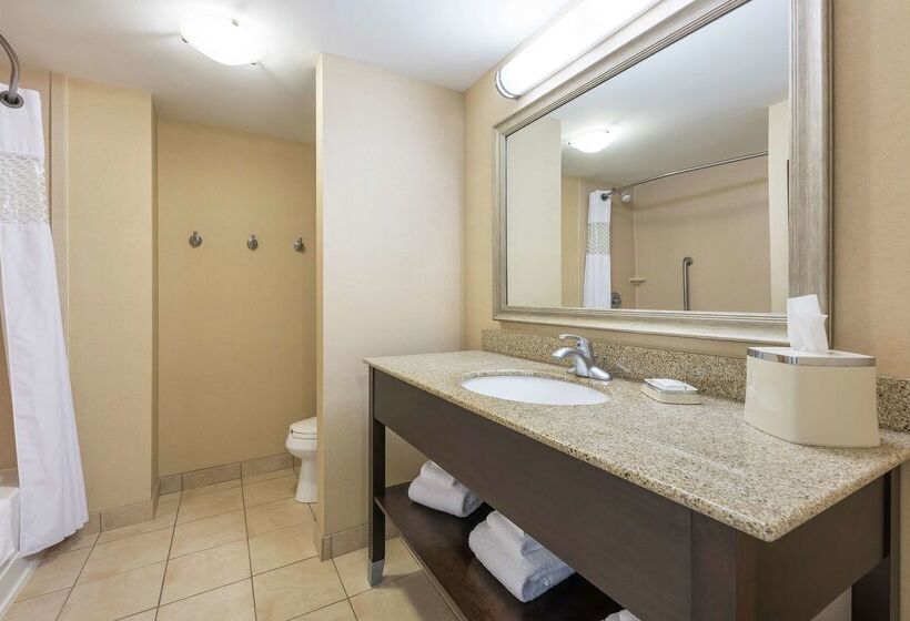 هتل Hampton Inn & Suites By Hilton Moncton