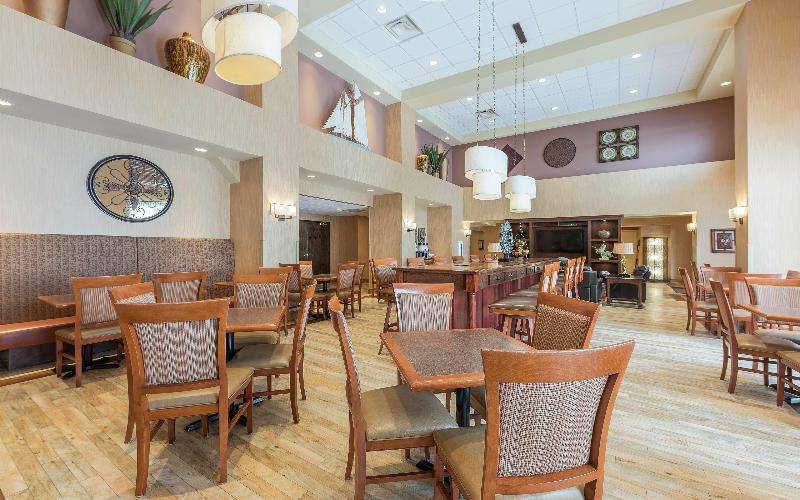 هتل Hampton Inn & Suites By Hilton Moncton