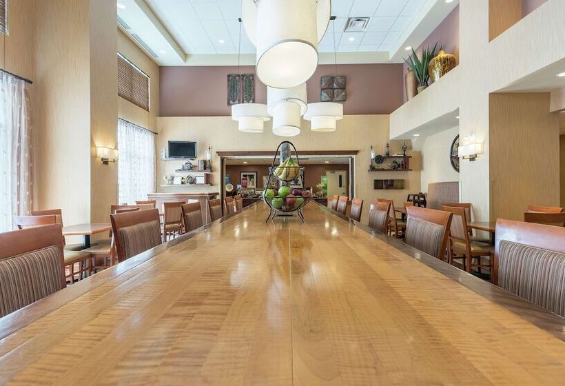 فندق Hampton Inn & Suites By Hilton Moncton