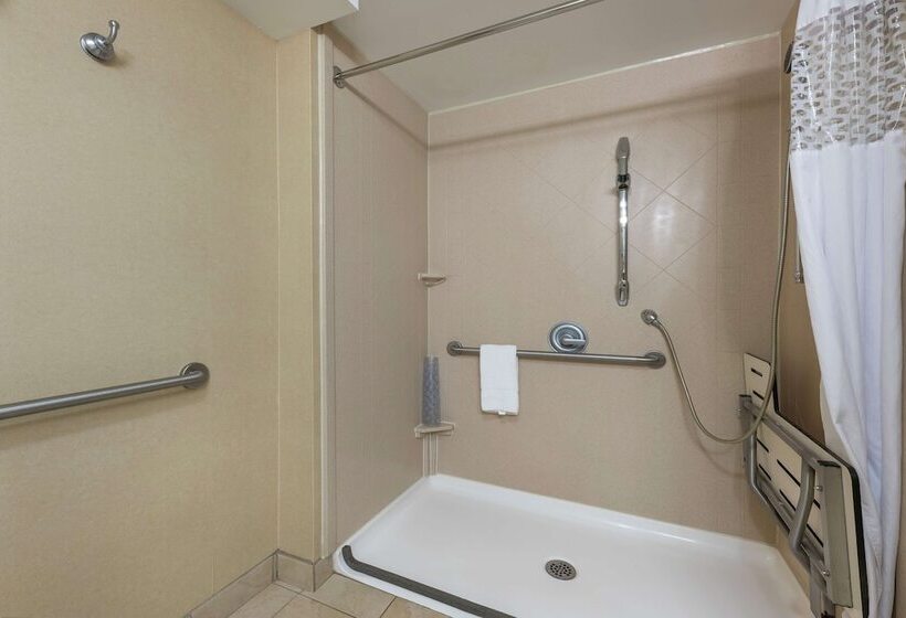 فندق Hampton Inn & Suites By Hilton Moncton