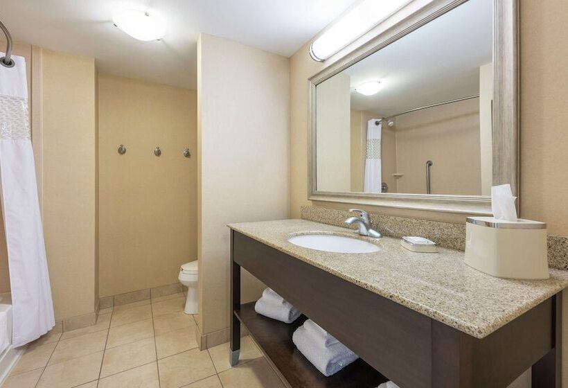 هتل Hampton Inn & Suites By Hilton Moncton