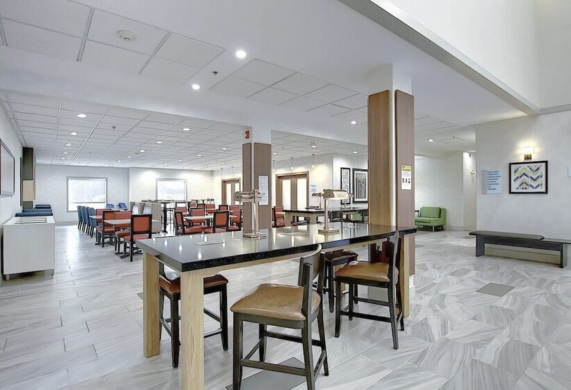 فندق Holiday Inn Express Airport Calgary, An Ihg