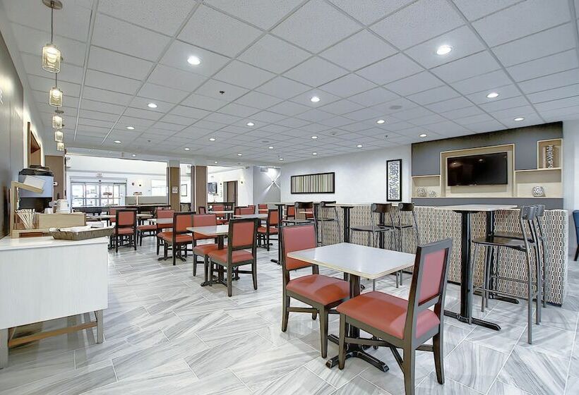 فندق Holiday Inn Express Airport Calgary, An Ihg
