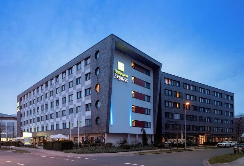 هتل Holiday Inn Express Bremen Airport, An Ihg