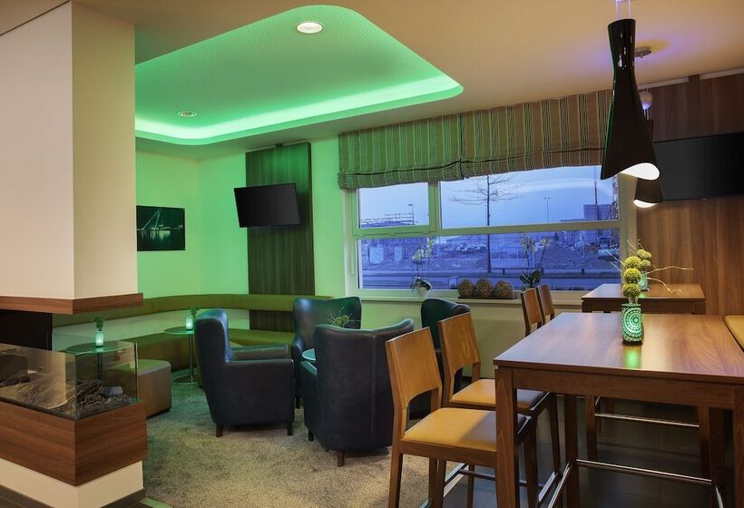 هتل Holiday Inn Express Bremen Airport, An Ihg