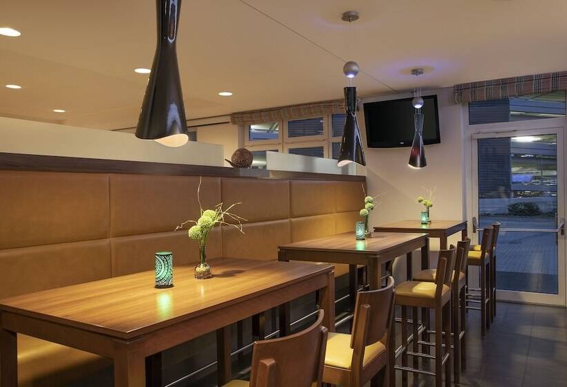 هتل Holiday Inn Express Bremen Airport, An Ihg