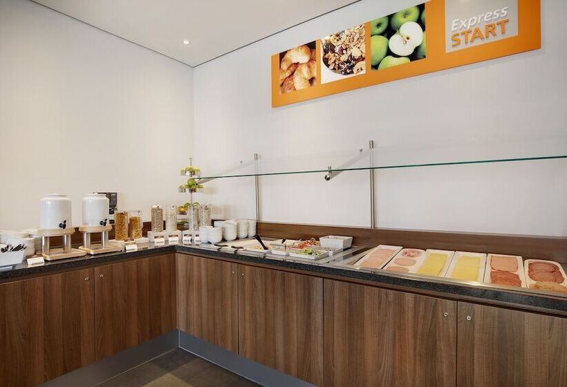 هتل Holiday Inn Express Bremen Airport, An Ihg