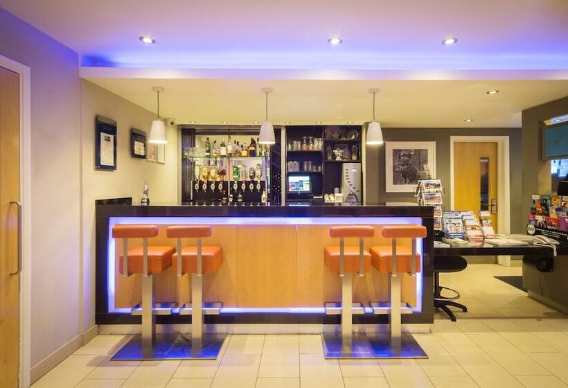 Отель Holiday Inn Express Edinburgh – Royal Mile, An Ihg