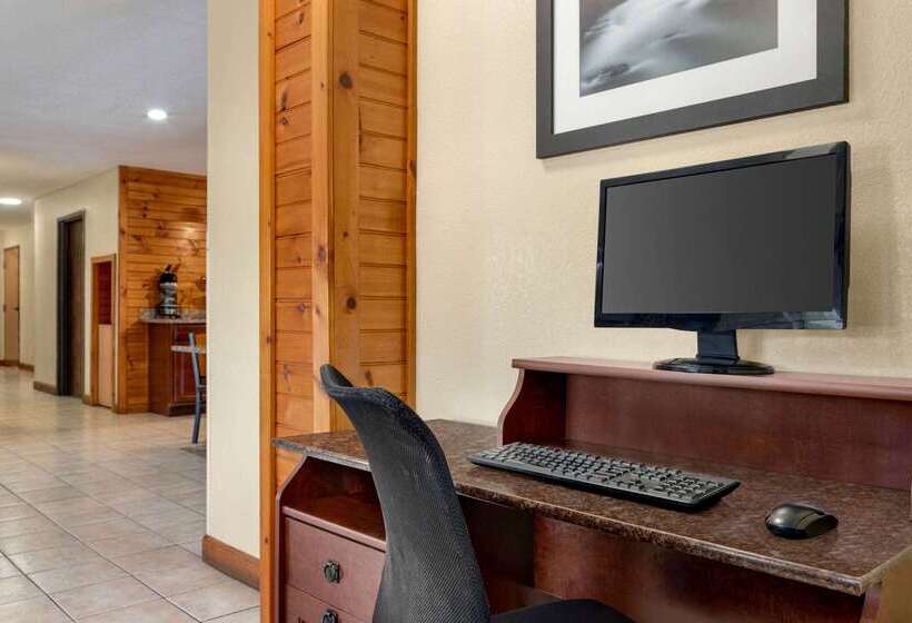 هتل Howard Johnson By Wyndham Pigeon Forge