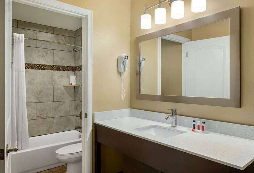 هتل Howard Johnson By Wyndham Pigeon Forge