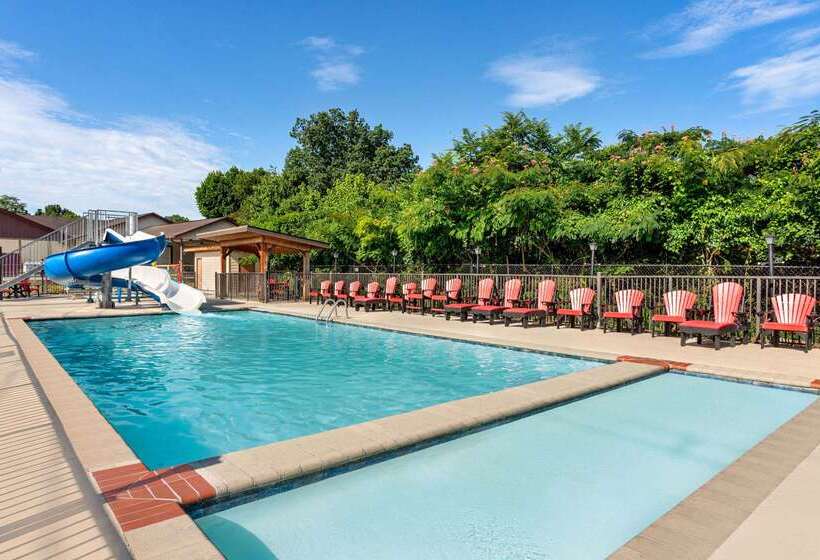 هتل Howard Johnson By Wyndham Pigeon Forge